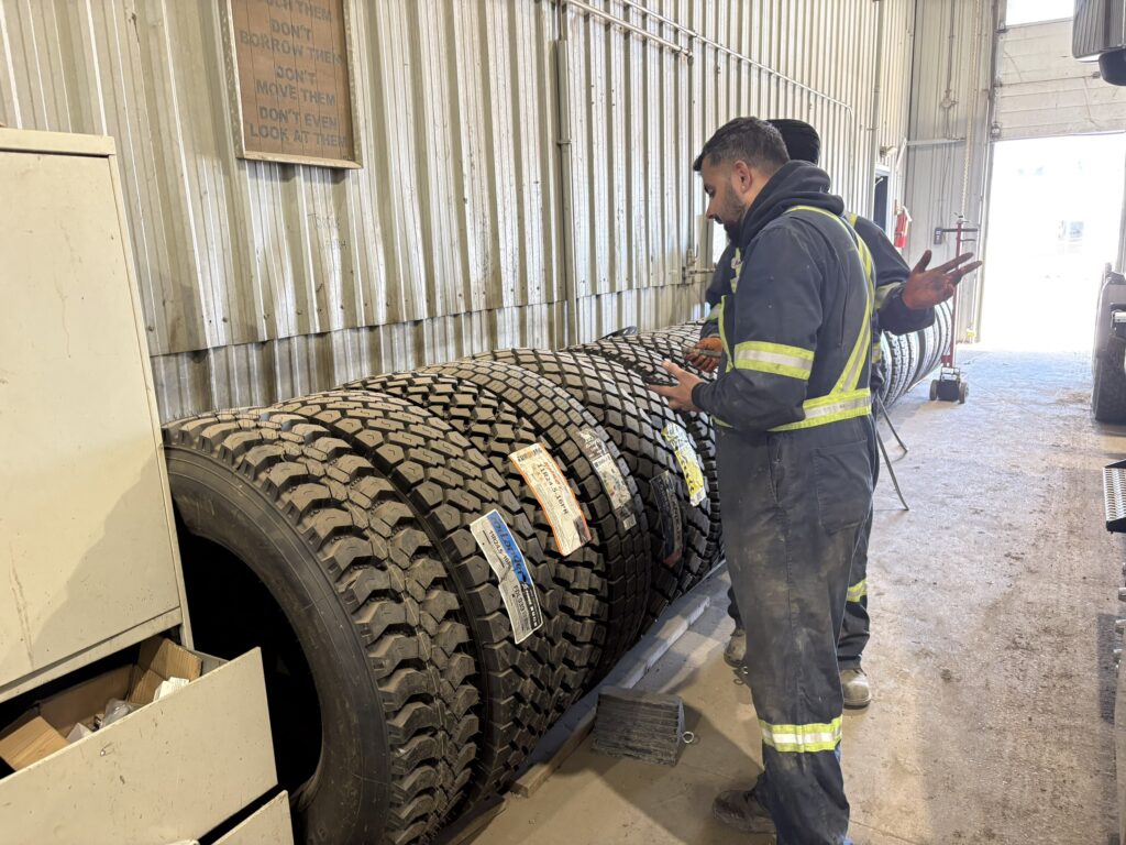 Import tyres from China : Forlander 11R24.5 FDL939 Truck tire in Canada